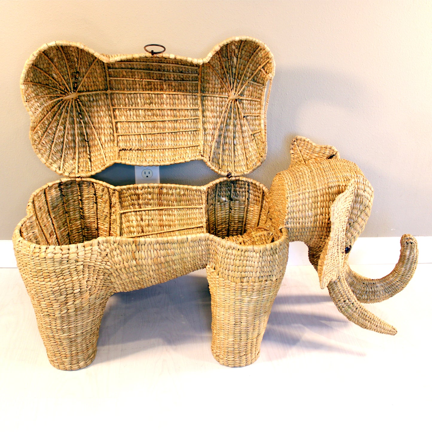 Handwoven large elephant chest in natural reed Chuspata - Mexican artisan storage