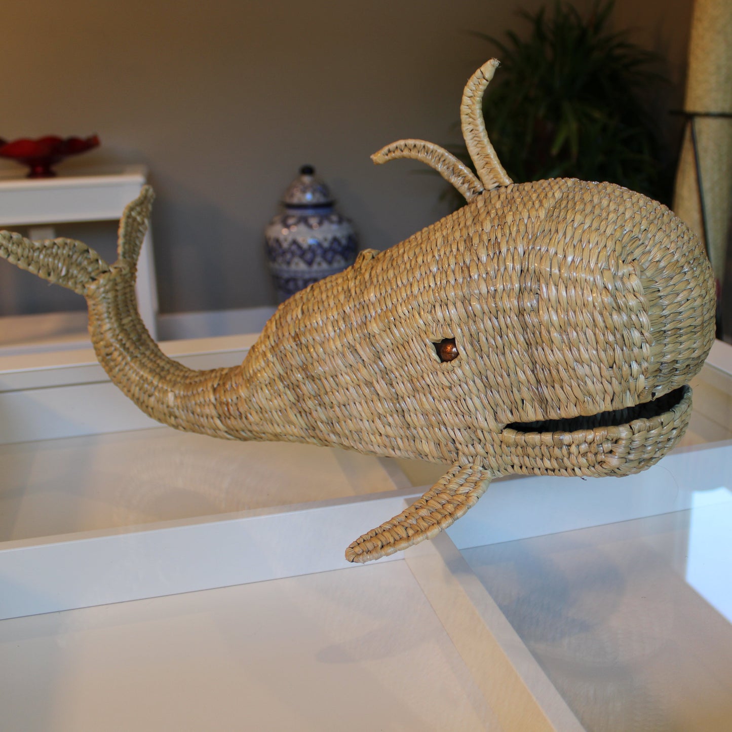Handwoven palm whale sculpture in natural reed Chuspata - Mexican artisan decor