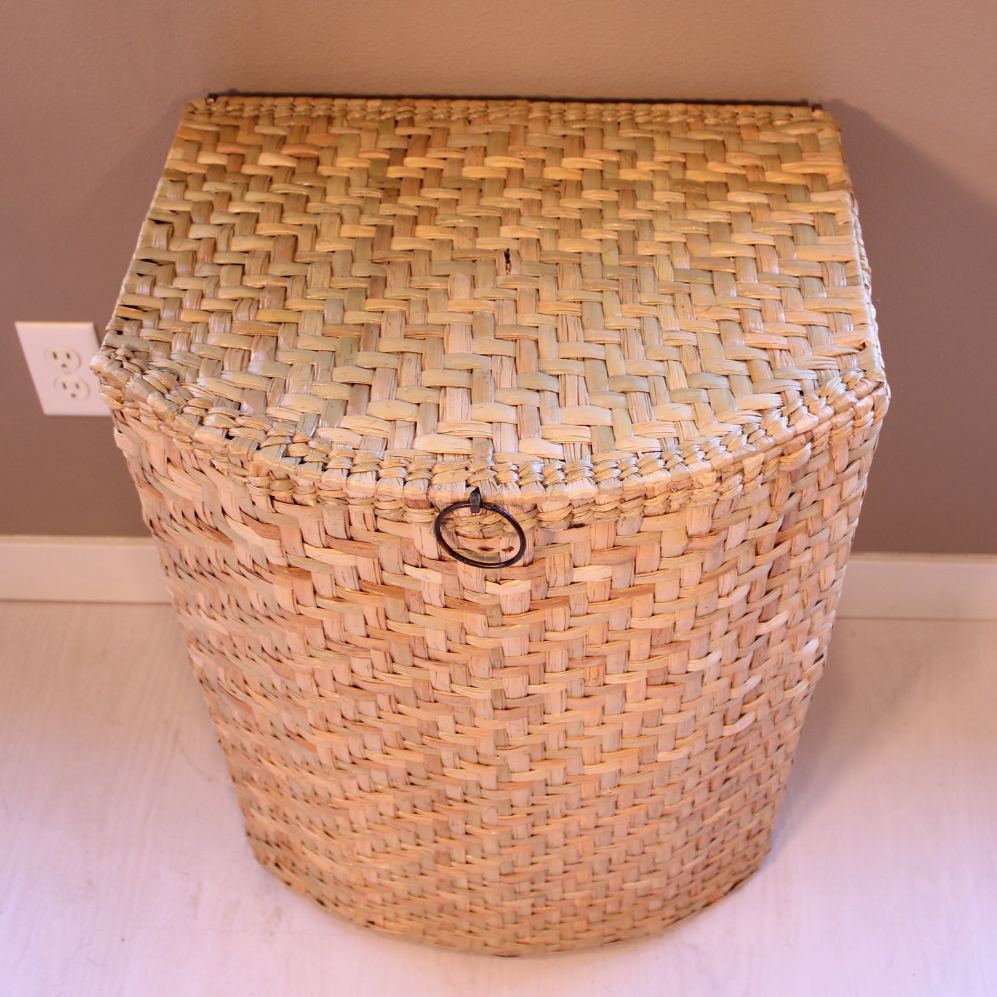 Handwoven small storage basket in natural reed Chuspata - Mexican artisan organization