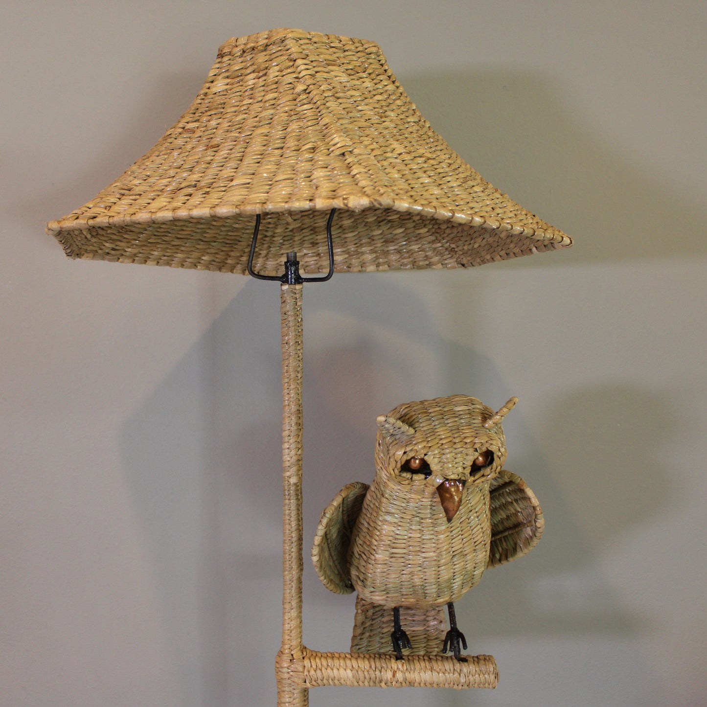 Handwoven palm lamp with owl in natural reed Chuspata - Mexican artisan lighting