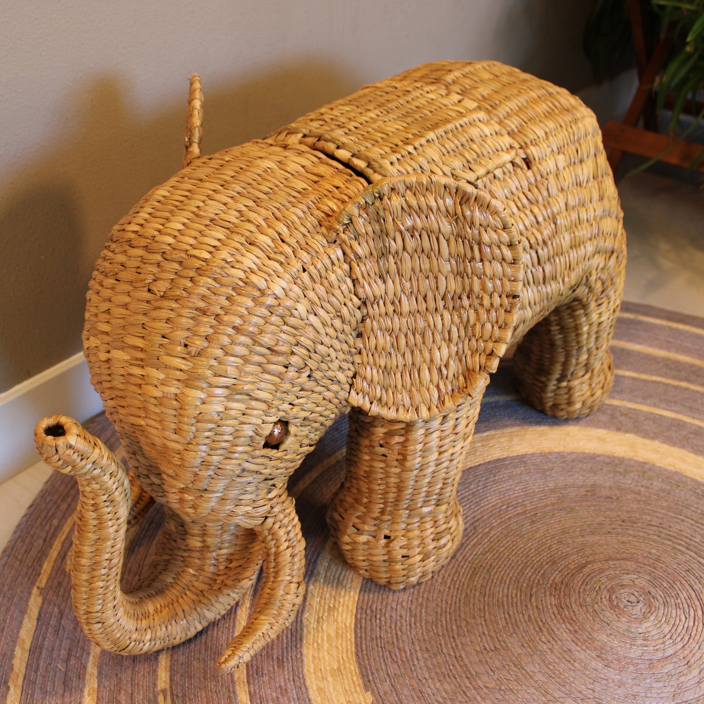 Handwoven elephant trunk sculpture in natural reed Chuspata - Mexican artisan decor