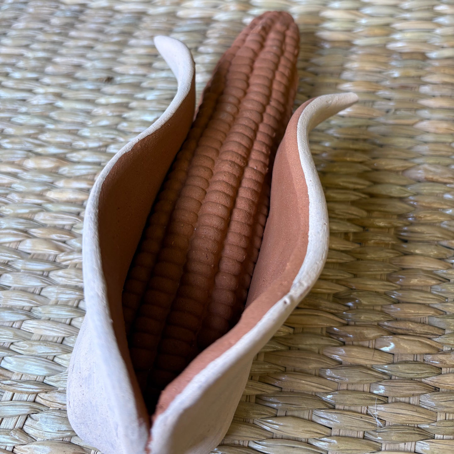 100% handmade clay. Featuress a detailed, brown corn-on-the-cob with husk-shaped. Size Large