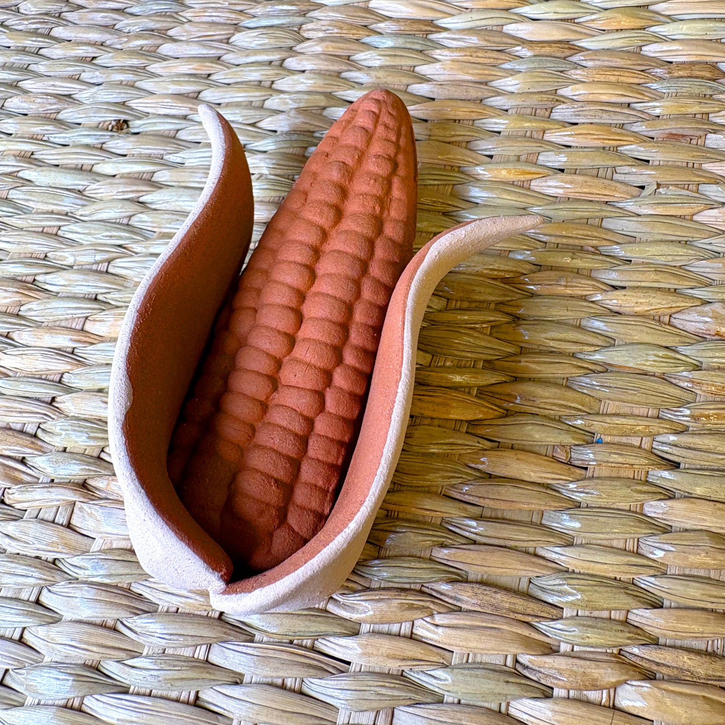 100% handmade clay. Featuress a detailed, brown corn-on-the-cob with husk-shaped. Size Small