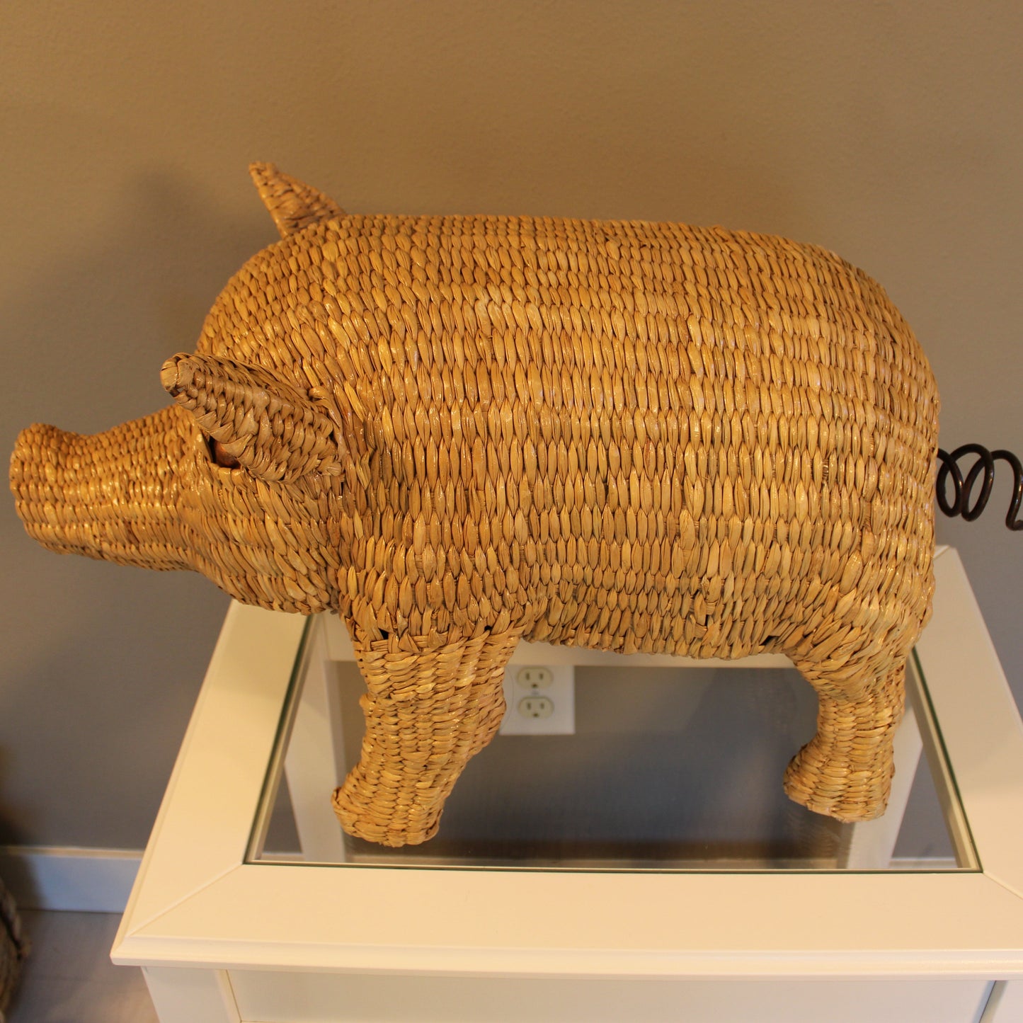 Handwoven palm piglet sculpture in natural reed Chuspata - Mexican artisan decor