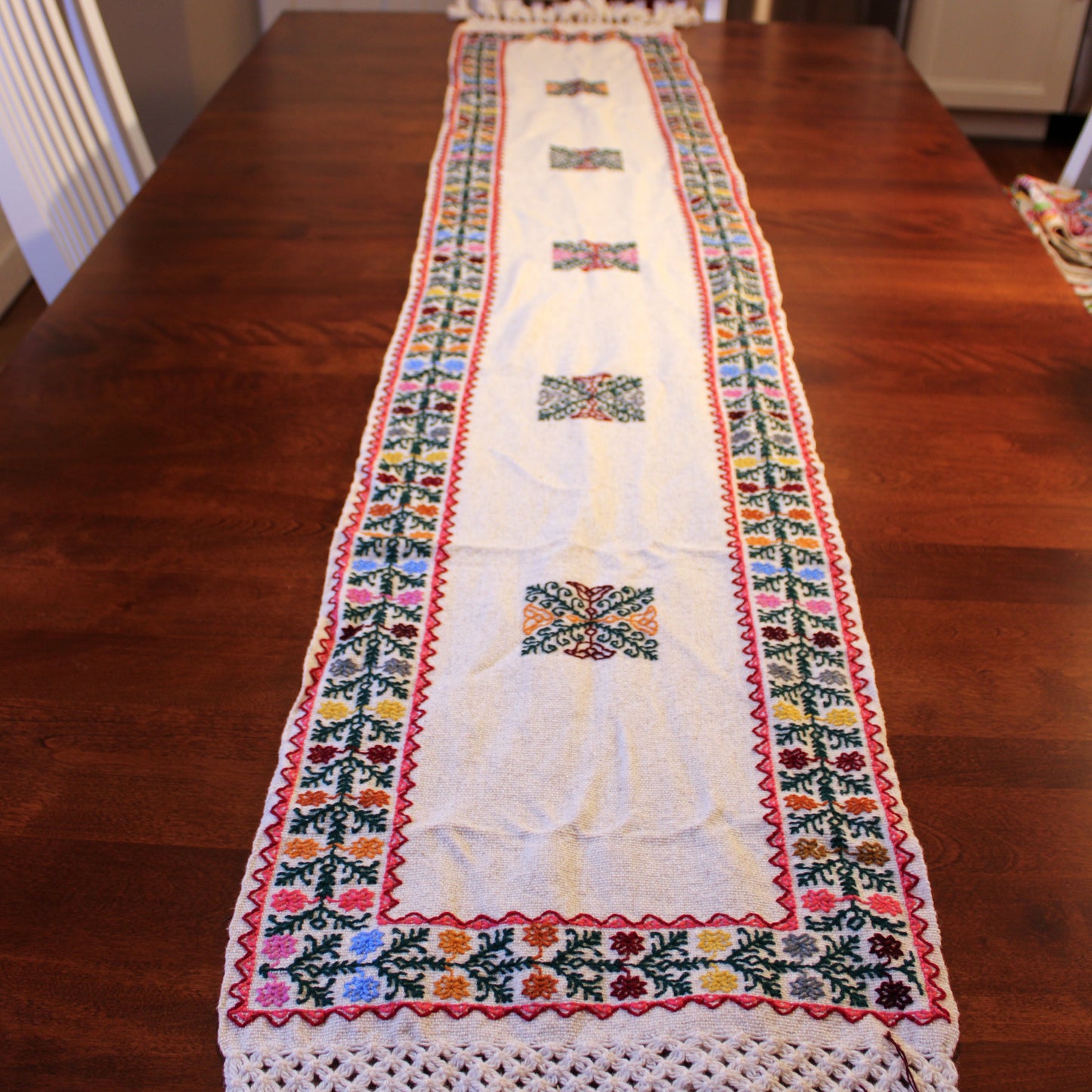 Table runner made with wool / white and flowers