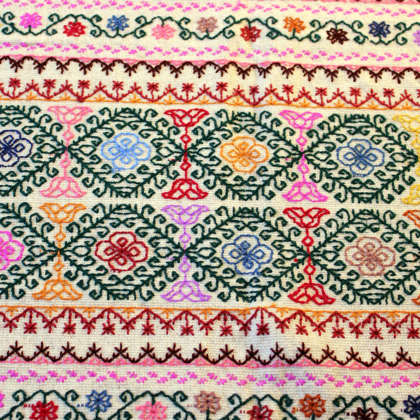 Bed scarf-runner-hand embroidered with wool / white-flowers
