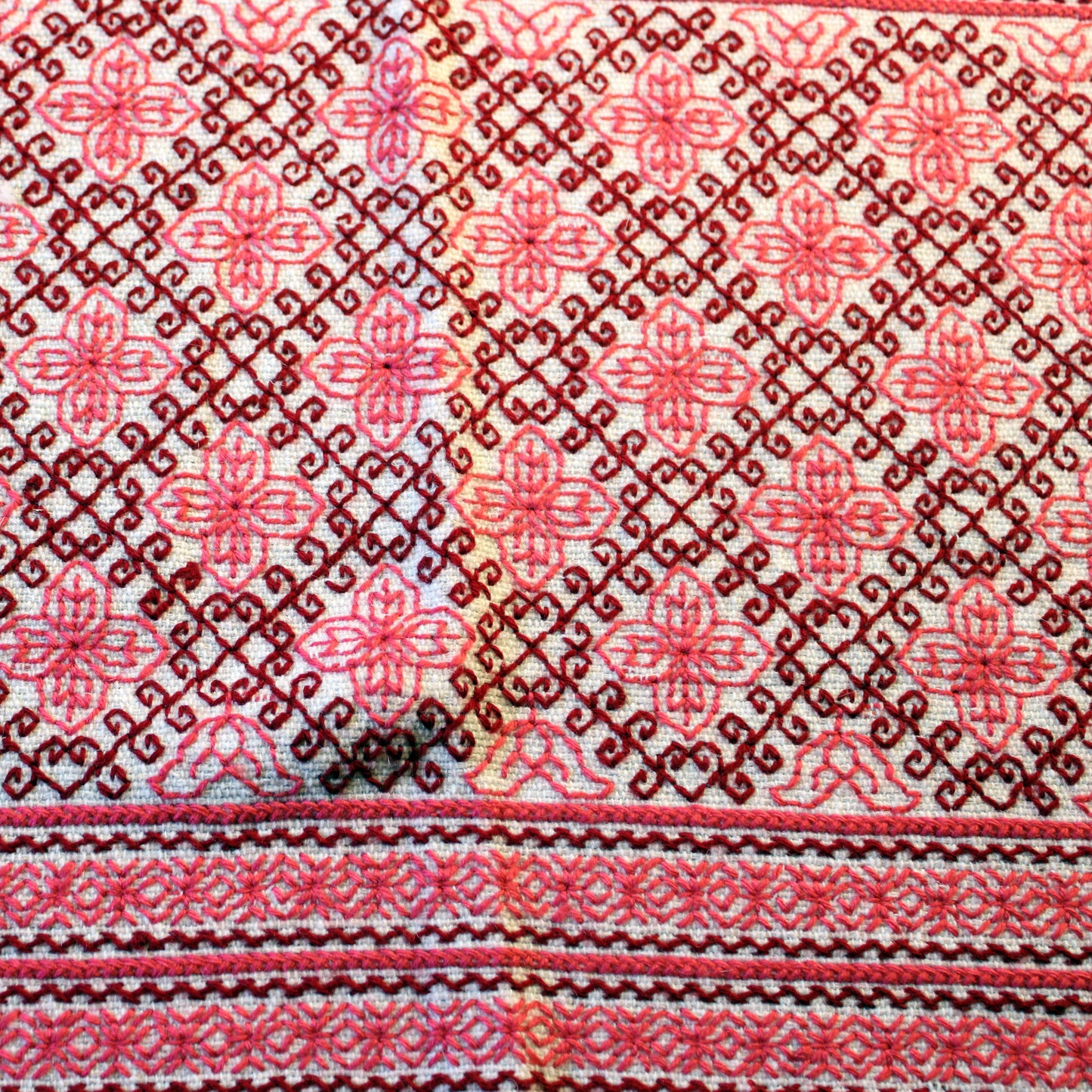 Bed scarf-runner-hand embroidered with wool /Pink