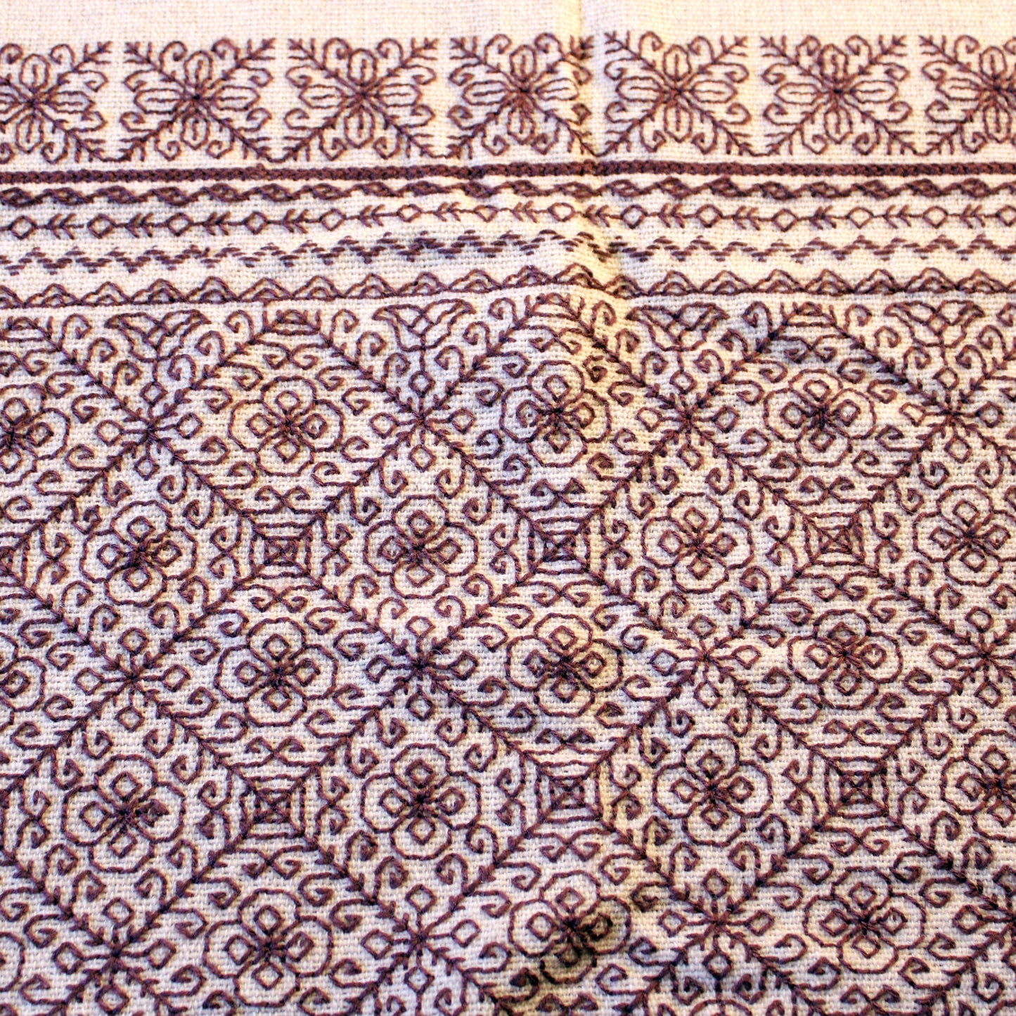 Bed scarf-runner-hand embroidered with wool / white and brown