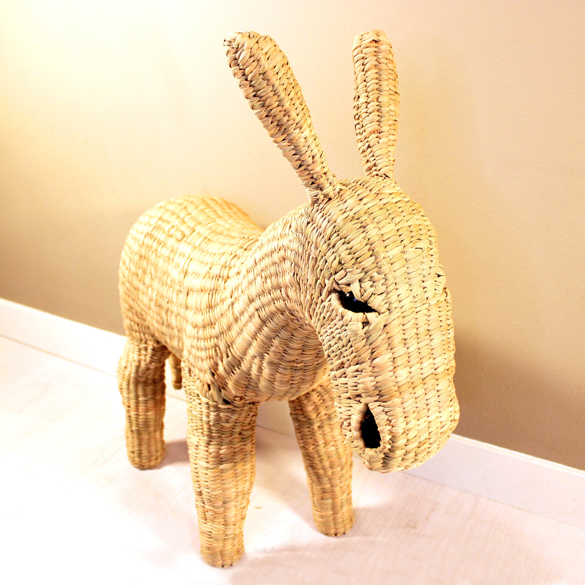 Handwoven donkey sculpture in natural reed Chuspata - Mexican artisan decor