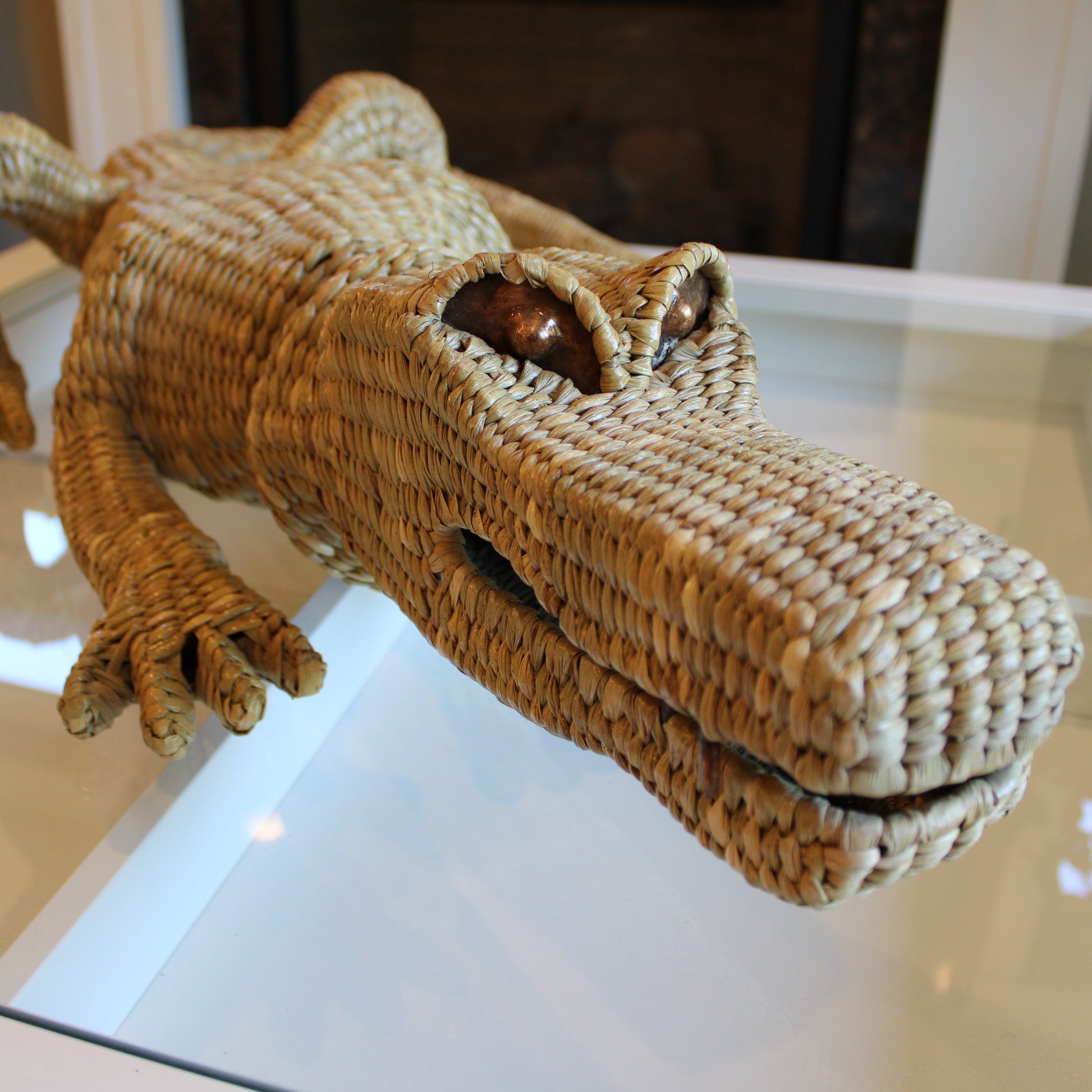 Handwoven palm crocodile sculpture in natural reed Chuspata - Mexican artisan decor