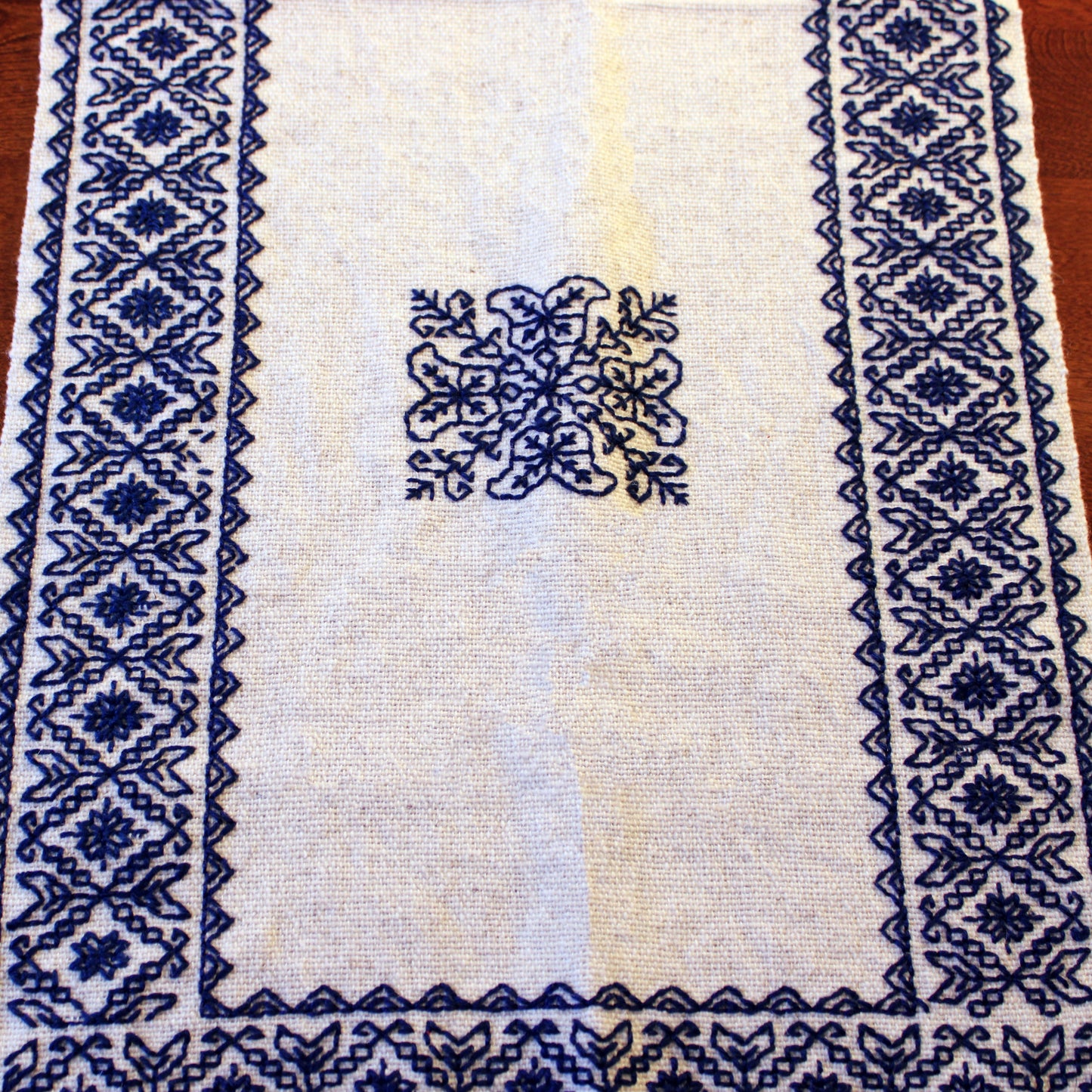 Table runner made with wool / blue and white