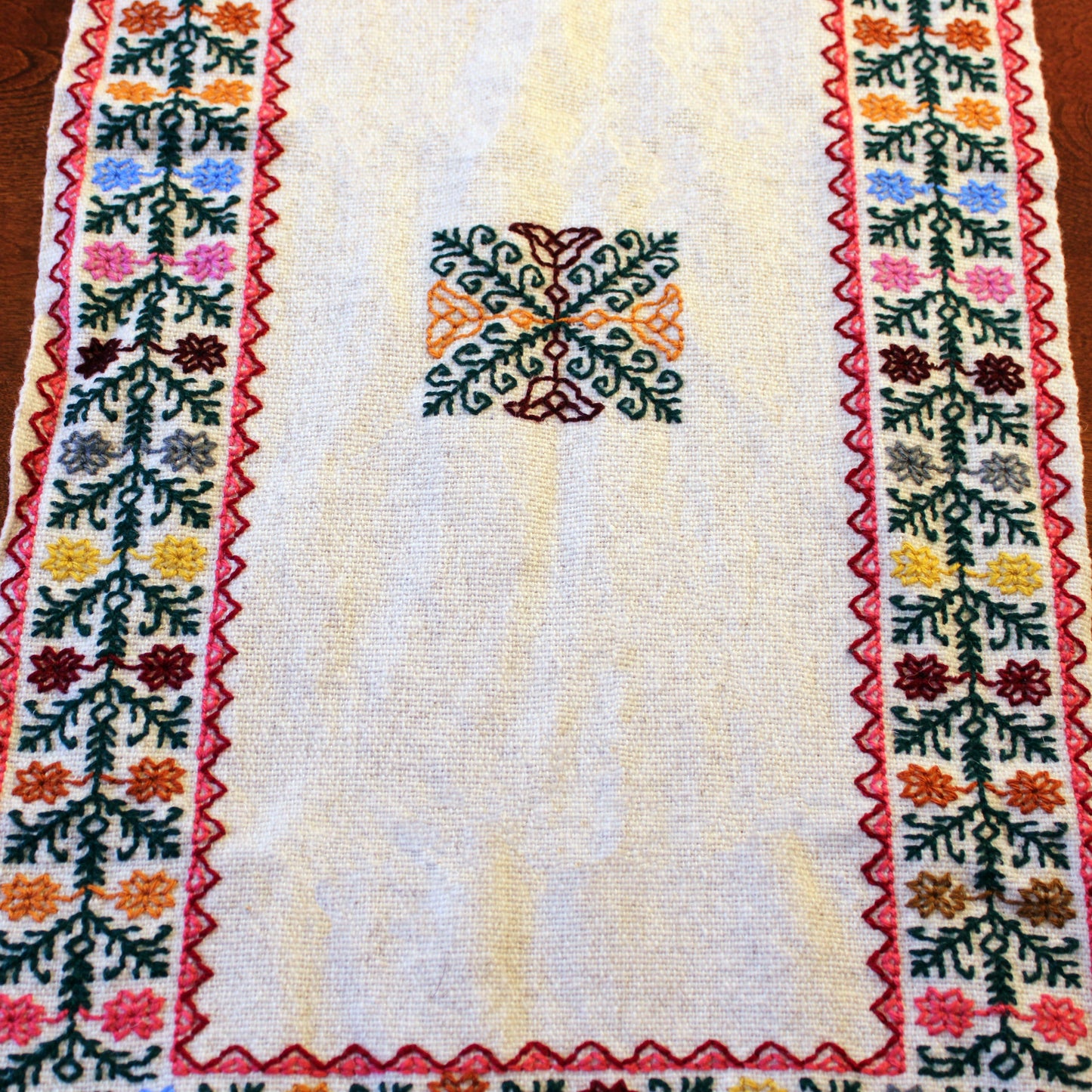Table runner made with wool / white and flowers