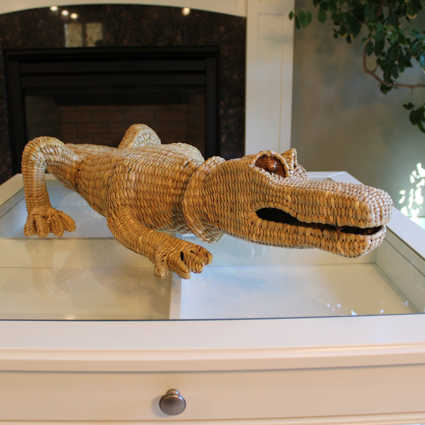 Handwoven palm crocodile sculpture in natural reed Chuspata - Mexican artisan decor