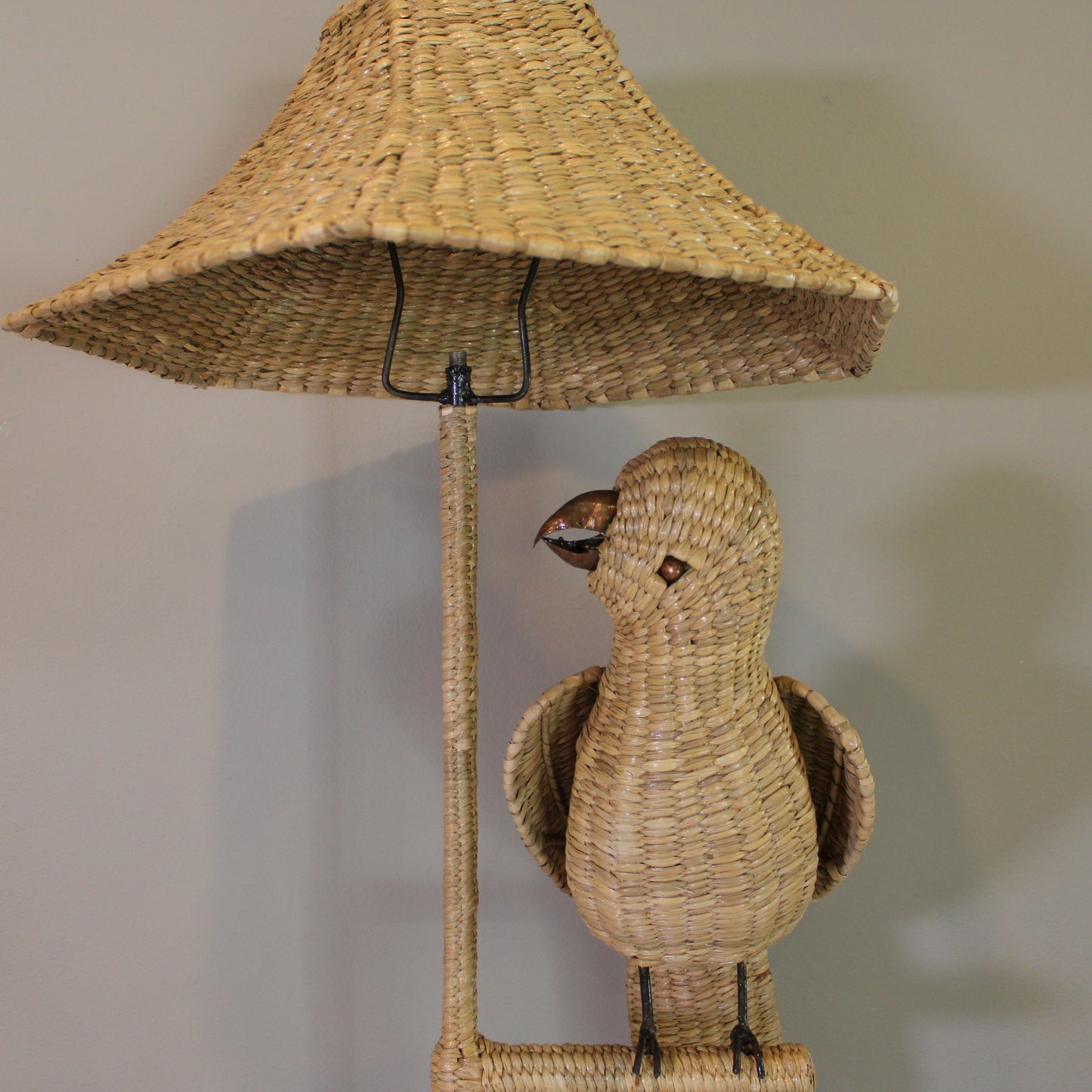 Handwoven palm lamp with bird in natural reed Chuspata - Mexican artisan lighting