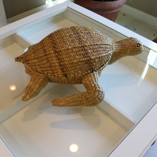 Handwoven small turtle chest in natural reed Chuspata - Mexican artisan storage