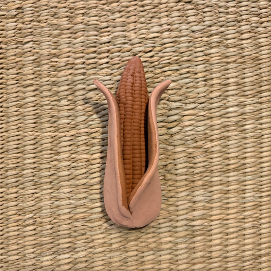 100% handmade clay. Featuress a detailed, brown corn-on-the-cob with husk-shaped. Size Medium