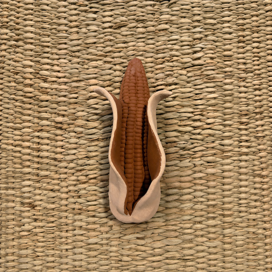 100% handmade clay. Featuress a detailed, brown corn-on-the-cob with husk-shaped. Size Medium