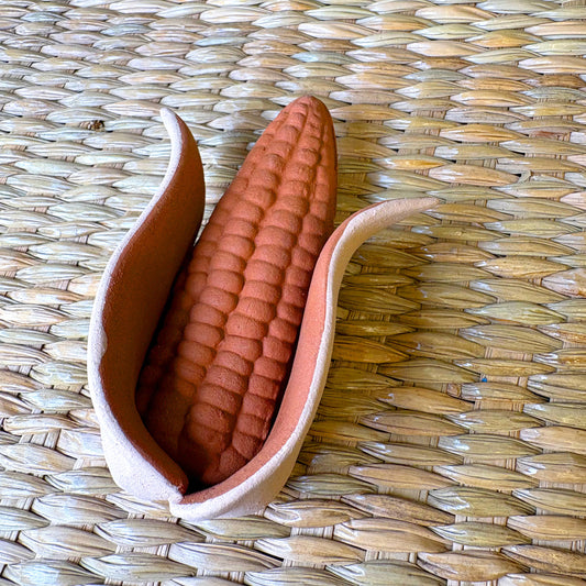 100% handmade clay. Featuress a detailed, brown corn-on-the-cob with husk-shaped. Size Small