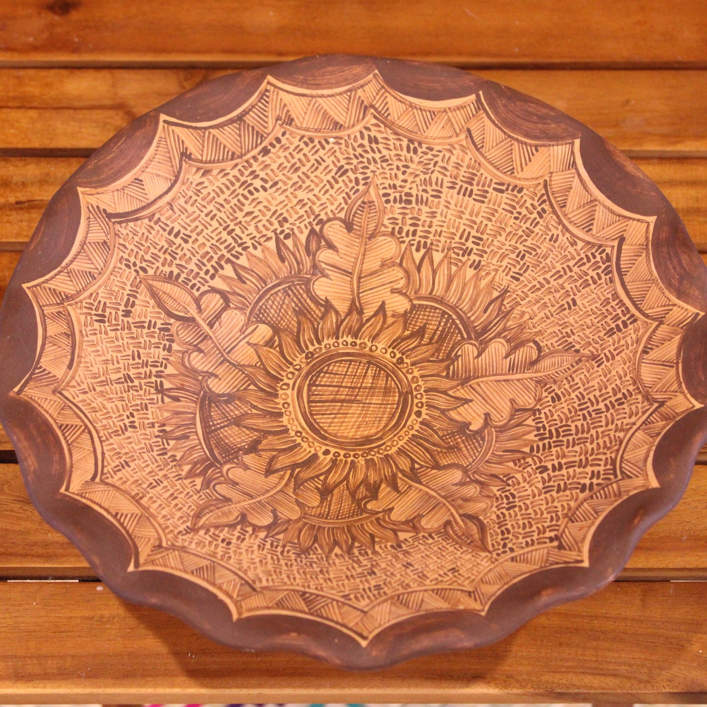 Round hand painted plate ( maple leaves)