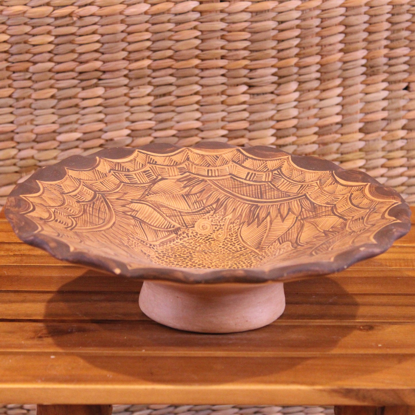 Round hand painted plate ( leaves)