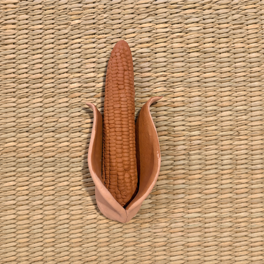 100% handmade clay. Featuress a detailed, brown corn-on-the-cob with husk-shaped. Size Large