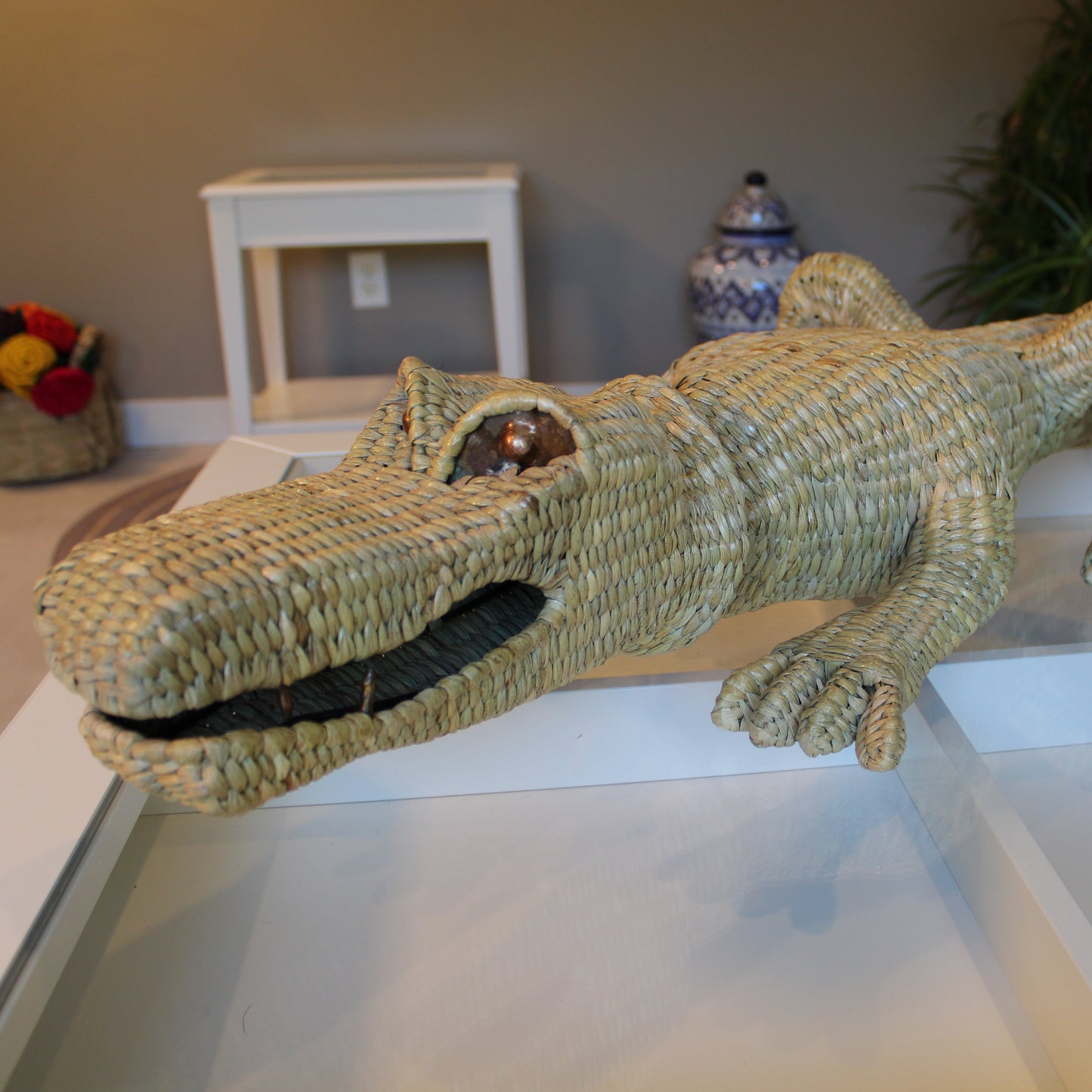 Handwoven palm crocodile sculpture in natural reed Chuspata - Mexican artisan decor