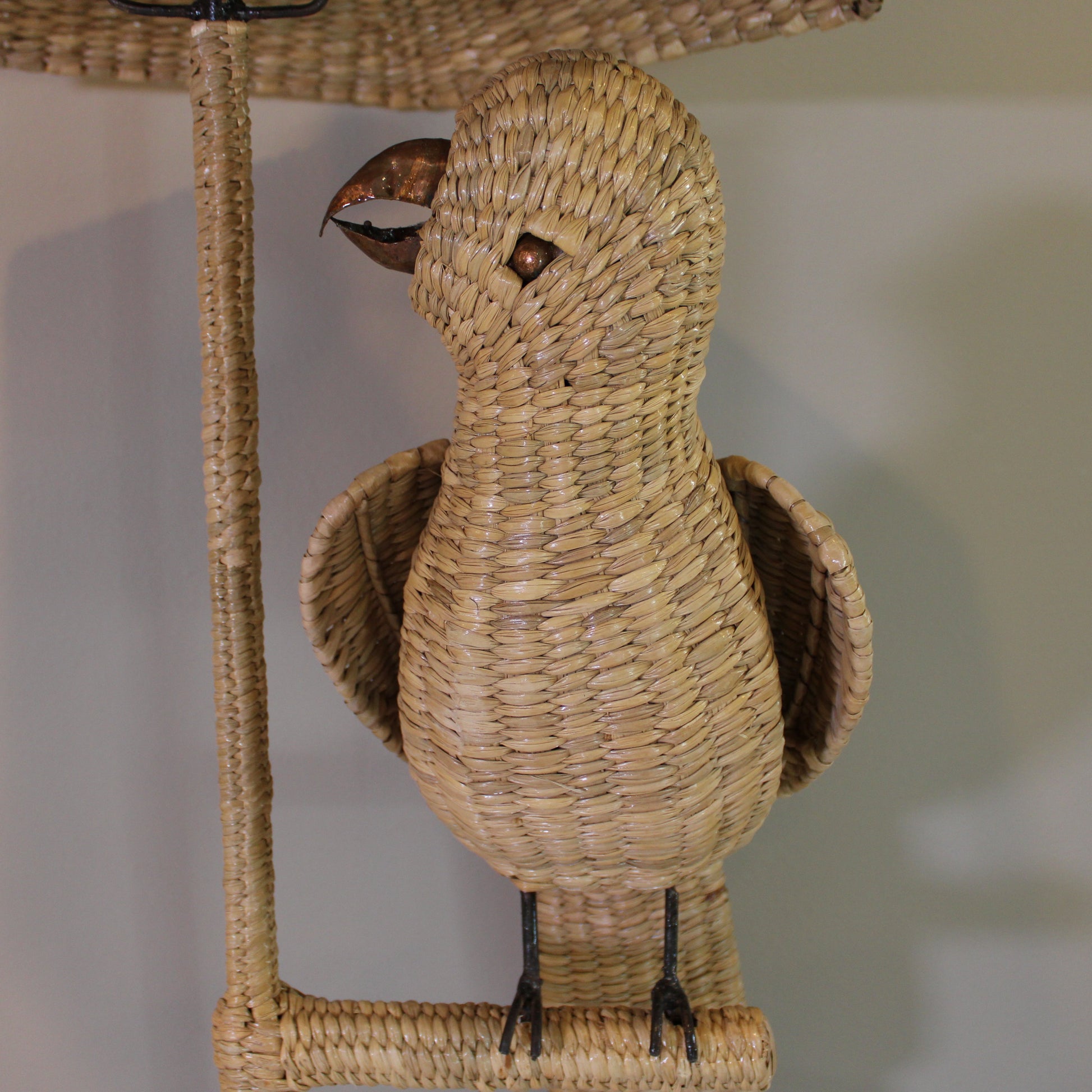 Handwoven palm lamp with bird in natural reed Chuspata - Mexican artisan lighting